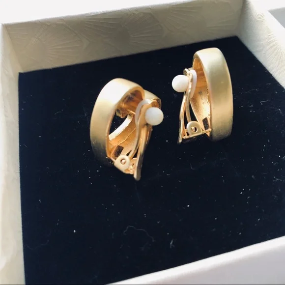 - Heart clip on earrings - Picture 5 of 7